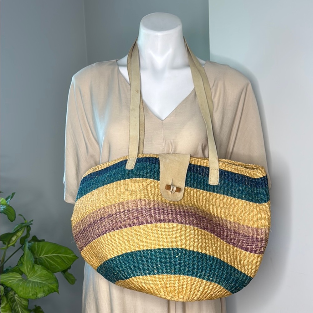 Vintage Woven Straw Tote Bag
Leather handles